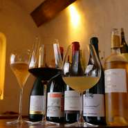 小規模生産者を中心とした、フランス産ワインを多数セレクト。マイナーなブドウ品種を使ったものも多いとか。現地で飲むような“作り手の気持ちが伝わる、丁寧な作りで温かみのあるワイン”を多く取り揃えています。