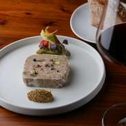 友人との食事会にもぴったりな一軒。こだわりの料理を囲んでの、ちょっとリッチな女子会を繰り広げてみませんか。ワイン好き同士で集ってのワイン会もオススメです。