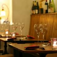 半貸切は個室のように利用でき、神楽坂エリアでも希少な、個室スペースとしても重宝できるお店。貸切時にはゲストの要望をヒアリングの上、アレンジにも対応可。駅の隣で貸切ができることも嬉しい要素です。