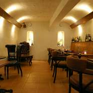 フランス人大工が手掛けた店内は、現地のワインカーブを思わせる佇まい。カウンター、テーブル席、ゆったりとくつろげるローテーブルと、シーンに合わせて使い分けできます。