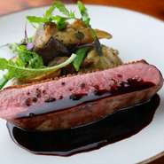 厳選されたお肉を迎えた『本日のメイン』。肉の旨味を最大限に活かすため、火入れからソースまでこだわったメニューはいずれも絶品。料理とマリアージュをさせるワインも提案可能なため、ぜひスタッフに相談を。
