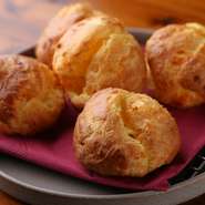 “まずはグジェールから”が【Le cellier】のスタイル。『グジェール』は、シェフが滞在したフランス・ブルゴーニュ地方の料理。現地と同じレシピで毎日店内で焼き上げています。