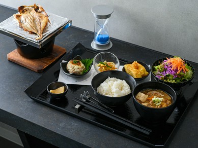 お店の二大名物料理を味わう『ヤスダ定食』