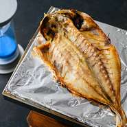 小田原より届けられる、完全無添加の干物。それぞれの魚に合った味付けはもちろん、個体差の見極め、それに合わせた塩分濃度の調整まで、すべて手作業で行われた干物を使用しています。