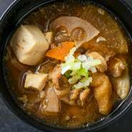 飼育環境から、色味・脂のきめ細やかさ・食感まで、理想的な豚を追求し続けるブランド「和豚もちぶた」。希少な発酵玄米味噌を合わせることで、味わい深い一杯に仕上がっています。