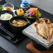 お店のメイン食材は、塩と真水のみでつくった完全無添加の干物に、風味・食感・味にとことんこだわった「和豚もちぶた」。新鮮な国産野菜に、調味料も無添加を採用するなど、一つ一つの要素を大切にしています。