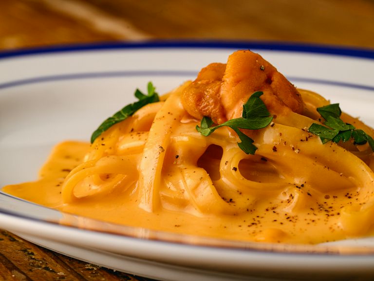 北海道直送のウニ、旬魚介を贅沢に使った自由闊達な皿が評判