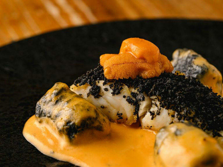 竹炭ニョッキと鮮魚のグリル ウニソース添え［黒］