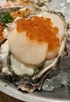 生牡蠣に北海道直送イクラと生ホタテをトッピング