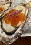 生牡蠣に北海道産イクラをトッピング