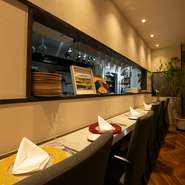 まるで家に帰ってきたかのような居心地の良さが感じられる、隠れ家的なレストラン。センスのよいインテリアが、温かみのある雰囲気を醸し出しています。記念日や会食はもちろん、お一人様にもオススメです。