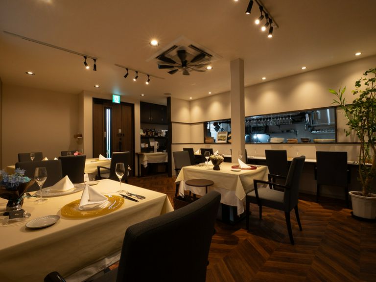 美食を囲み非日常を楽しむ、大人の女子会を