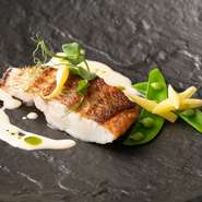 徹底した温度管理で熟成させた魚を使用したソテーです。丁寧に焼き上げ、ふわふわの食感を実現しました。旬の野菜を使った特製ソースを添えて、魚の旨みを引き立てています。