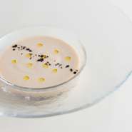 料理の中でも評判なのが、旬食材の『ポタージュ』です。画像では、新玉ねぎを使用。12時間かけてじっくり焦がさないように炒め、素材の甘みを最大限に引き出しています。滑らかな口当たりと深い味わいを堪能。