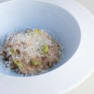 幻のお米ともいわれている山梨県産の「農林48号金芽米」を使用したリゾット。ソラマメとベーコンなど、甘みのあるお米と相性が良い季節の野菜を合わせるのが【GrandiR】流です。