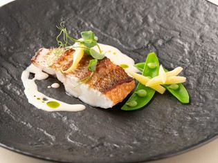 料理に彩りを添える野菜や魚、肉は、自ら厳しく目利き