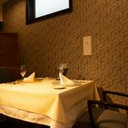 美食と対峙する、贅沢な時間を堪能できる空間。3種類用意された月替わりのコースメニューには、四季の移り変わりを感じさせる工夫が満載です。旬の食材をふんだんに使用し、軽やかで流れるような展開が楽しめます。