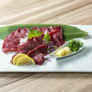 九州の名物料理を一堂に集めているので、訪れる方々がいろいろな料理を味わうことができます。たとえば、博多の『もつ鍋』や熊本の『馬刺し』、呼子の『イカ活造り』など、九州各地の多彩な食文化を体感。