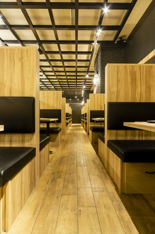 木の温もりに包まれた落ち着いた雰囲気が魅力