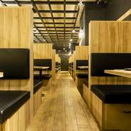 店内に足を踏み入れると静かな空間が広がり、外の喧騒から切り離されたような心地良さが感じられます。優しい色合いが目にも優しく、リラックスしながらおいしい料理を堪能。