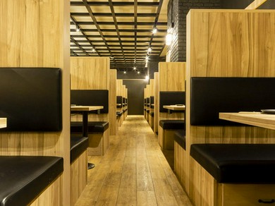 木の温もりに包まれた落ち着いた雰囲気が魅力