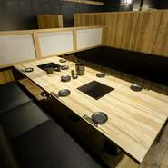 店内は広々としており、子どもを連れた家族もゆっくりくつろげます。皆で鍋を囲む時間は、家族の絆を深める素敵なひとときとなるでしょう。家族揃って楽しく食事ができます。