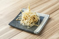 風味豊な細切りごぼうです。出汁の旨みをさらに引き立てます。
