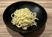 もつ鍋の締めに人気のちゃんぽん麺です。スープの旨みを最後まで味わえます。