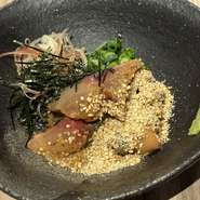 当日入荷したばかりの新鮮なさばを使い、さばの刺身を九州醤油ベースの特製ごまだれと薬味で丁寧に和えた一品です。ごまだれのまろやかなコクと、さばの引き締まった旨みが絡み合い、豊かな風味を楽しめます。