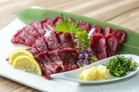 当店では、やわらかく上品な旨みが楽しめる赤身ヒレ肉のみを使用しています。クセが少なく食べやすい、素材の美味しさを味わえる自慢の馬刺しです。