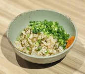 かつお出汁と刻み昆布を合わせた特製酢醤油が、厳選した豚ガツの旨みを引き立てます。やわらかさと程よい歯ごたえが楽しめる、ながまさ自慢の博多名物です。