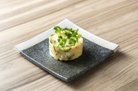香ばしく焼いた雲仙ハムとたっぷりの半熟玉子を合わせた、人気のポテトサラダです。