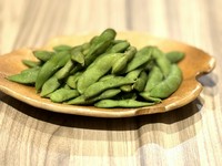 ほくほく食感の黒豆を塩ゆでした、お酒によく合う一品です。
