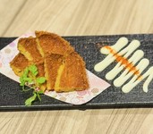 老舗「ふじ川蒲鉾本店」の魚ロッケ。魚のすり身と野菜を使ったカレー風味のおつまみ。