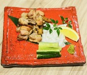 福岡ブランド「博多地鶏」を香ばしく焼き上げた、旨みあふれる一品です。