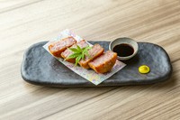 長崎・雲仙ハムを厚切りで味わう、ジューシーなハムカツです。