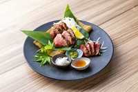 厳選した黒毛和牛赤身を香ばしく炙り、旨みを引き出しました。