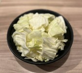 新鮮なキャベツです。もつ鍋に欠かせない人気の追加具材です。