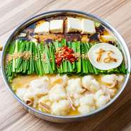 素材選びから調理まで、味だけでなく見た目の美しさにも心を配る料理人。「写真を撮りたい」と思ってもらえるように、盛り付けにも工夫を凝らし、視覚と味覚の両方で楽しめるような料理をつくります。