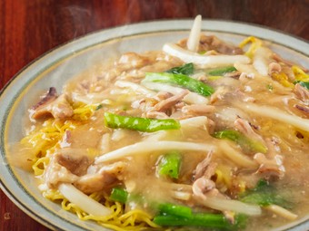 程よい塩味が食欲をそそる『塩辛と豚肉の細切りあんかけ焼きそば』