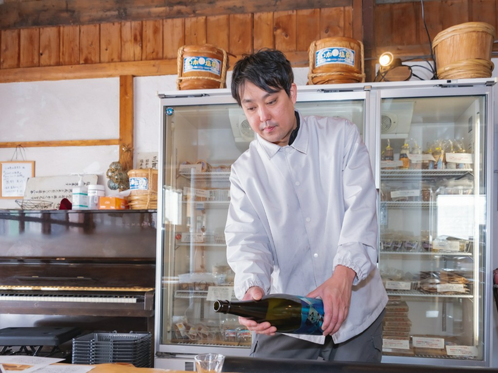 塩辛の試食を通して、新商品のアイデアを生み出す