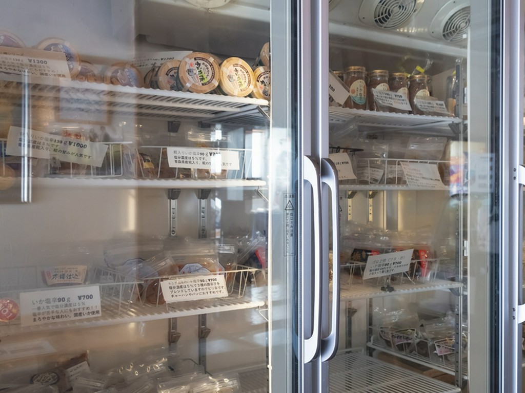 海風を浴びながら、昼間からお酒を飲める「塩辛バル」