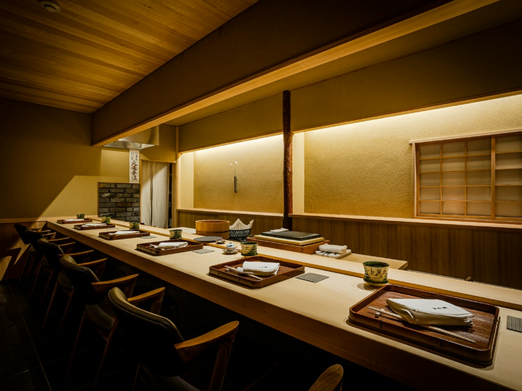 老舗の鮨店から引き継いだ檜のカウンターが店の品格を漂わせる