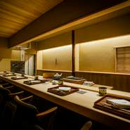 創業1865年の老舗【蛇の目鮨本店】の跡地という由緒ある場所にオープンした同店。檜のカウンターはその名残を残すかのように表面だけ削り、そのまま使っている。落ち着いた雰囲気の中にどこか品格が漂います。