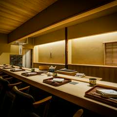 老舗の鮨店から引き継いだ檜のカウンターが店の品格を漂わせる