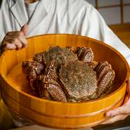 通年用意している毛蟹やタラバ蟹のほか、11～3月のシーズン中は松葉蟹や稀少な黄金蟹（ズワイカニと紅ズワイカニの交配）も登場。どれも活きたまま取り寄せていおり、写真の毛蟹は1kg以上。この大きさも美味の秘訣。