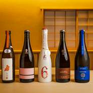 シャンパーニュやワインなど豊富に揃うアルコールの中でも、日本酒が充実。とくに『新政』は、稀少な“ピンクのユニコーン”など常時5～6種の銘柄を揃えており、『新政』だけのペアリングもあります。