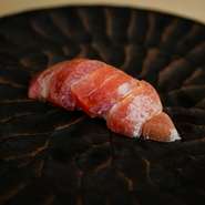 カリスマ鮪仲卸し「やま幸」から仕入れる本鮪を使用。コースでは大トロと中トロが蟹の合間に登場します。客が訪れる寸前に切る赤酢の酢飯との相性も上々で、品のよい脂が赤身の旨みと絡み合いつつ口中でとろけます。