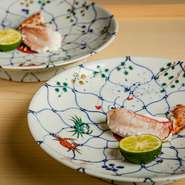 蟹の脚は、鰹節と昆布のだしで一本づつレア、ミディアムレア、ウェルダンとそれぞれ火入れ加減を変えて提供。火が入るほどに変化していく甘みを楽しめるのも一興。目の前で仕上げる臨場感もご馳走です。