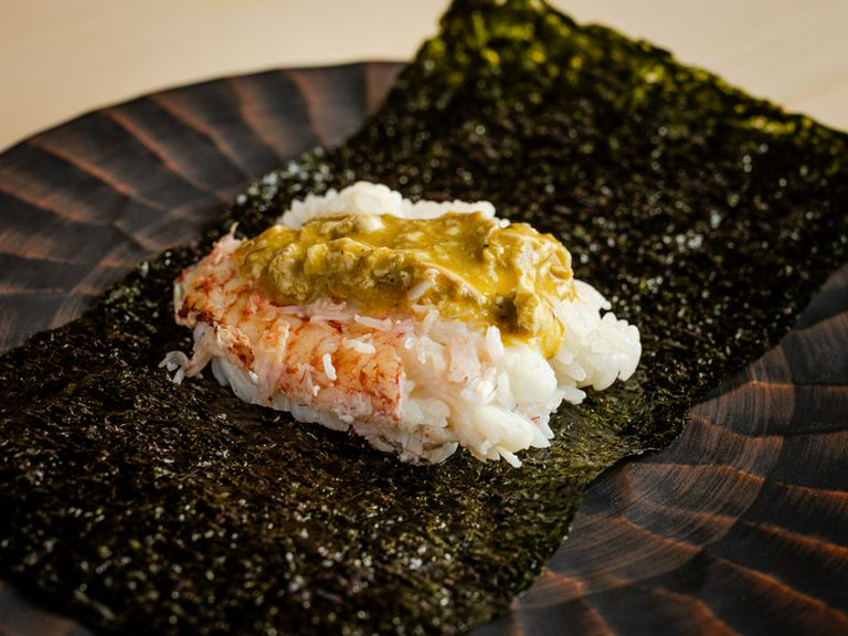 主張しすぎぬ酢飯との相性もよし『手巻き鮨』